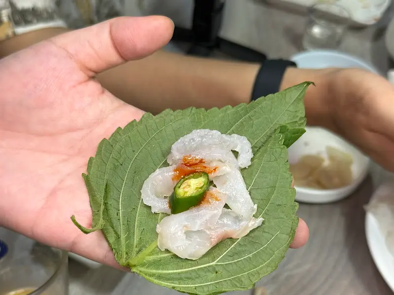 손 위에 올려진 깻잎쌈