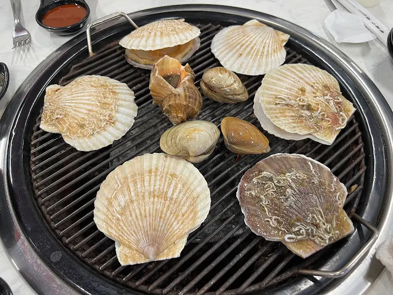 불판 위에서 익어가는 조개들