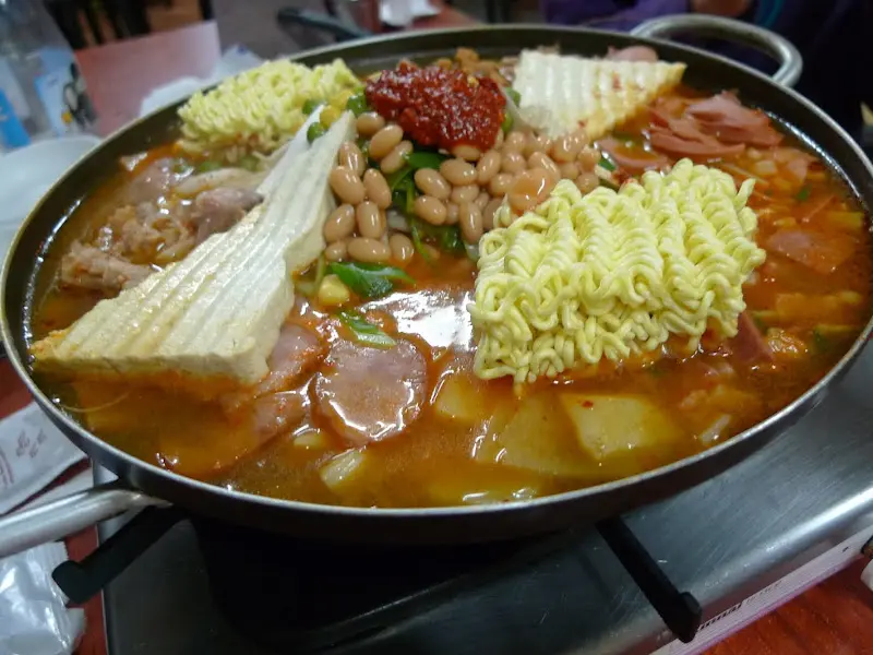 듬뿍 담긴 부대찌개