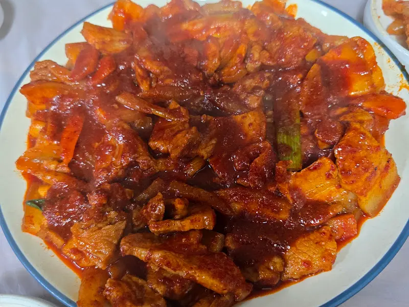 매콤한 양념이 돋보이는 삼겹살 볶음