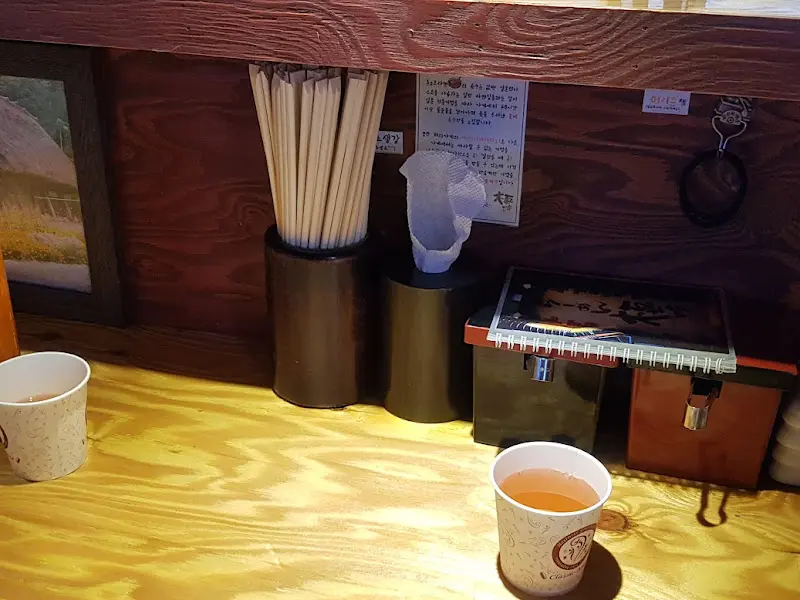 테이블 위에 놓인 컵과 젓가락