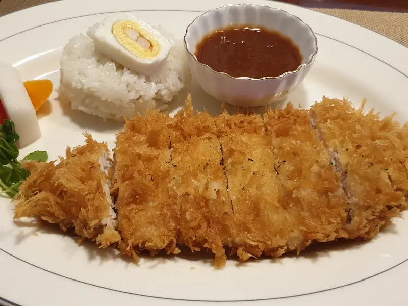 바삭하게 튀겨진 돈까스