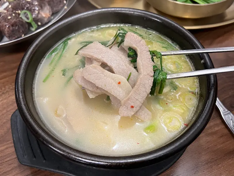 젓가락으로 집어올린 국밥 속 내용물