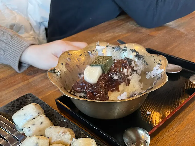 흑임자 팥빙수와 떡