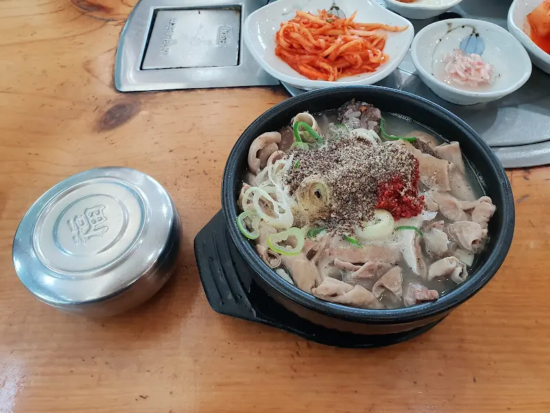 자라봉 국밥 테이블