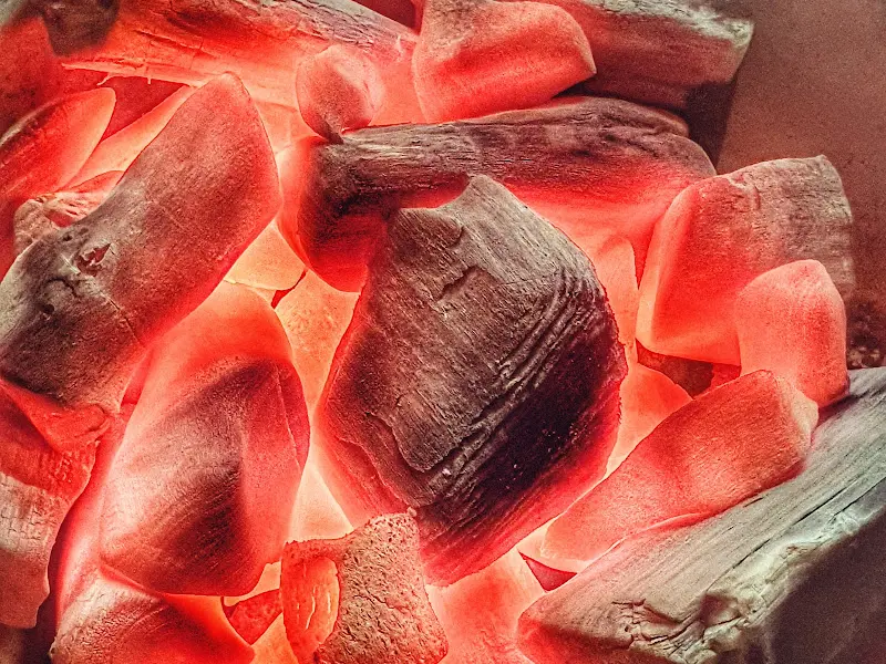 뜨겁게 달아오른 숯