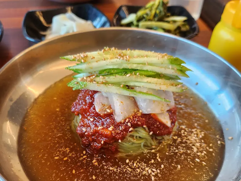 푸짐한 비빔냉면