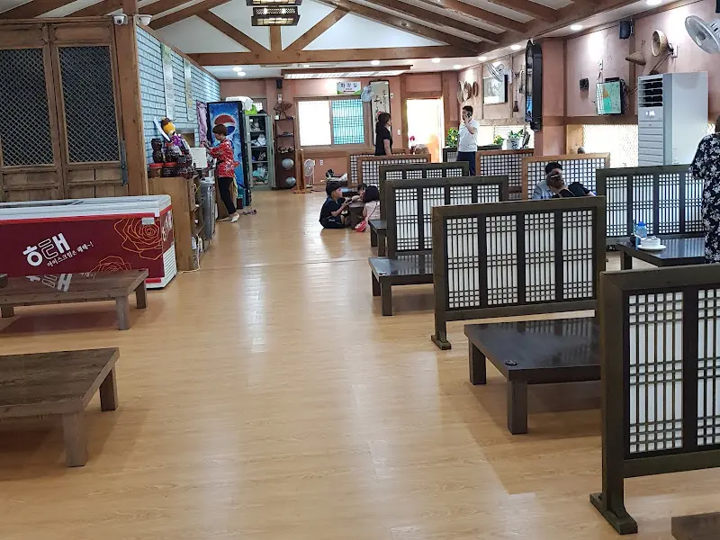 넓고 깔끔한 실내