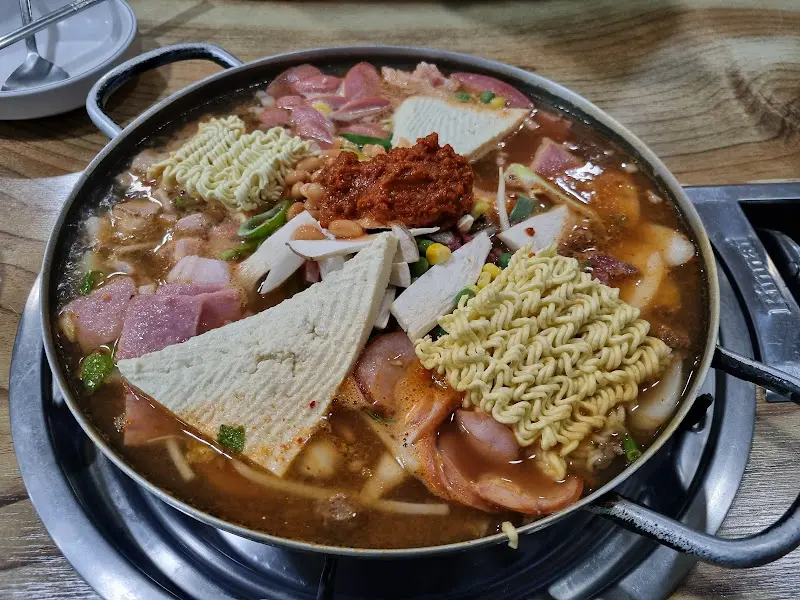 보글보글 끓는 부대전골