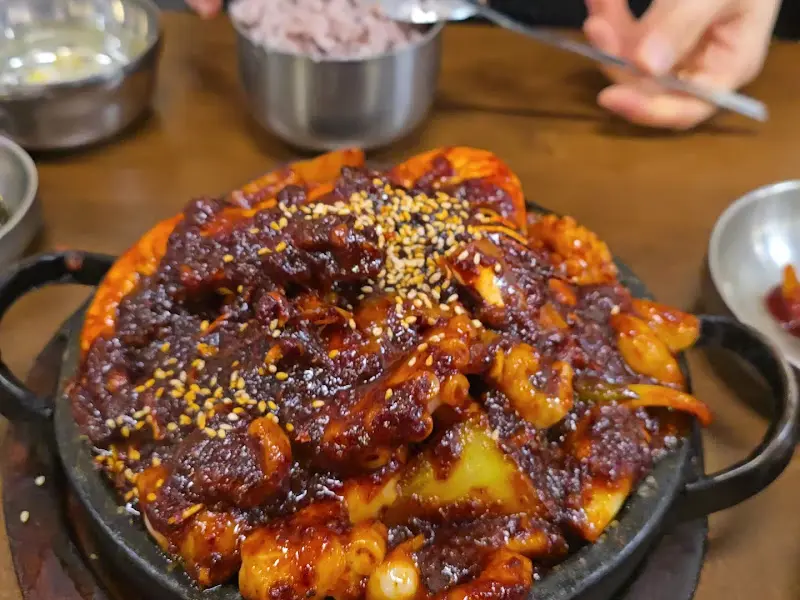 돌판 낙지볶음과 밥