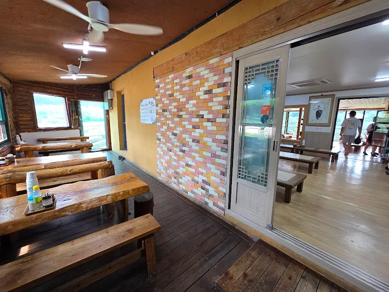 넓고 쾌적한 식당 내부