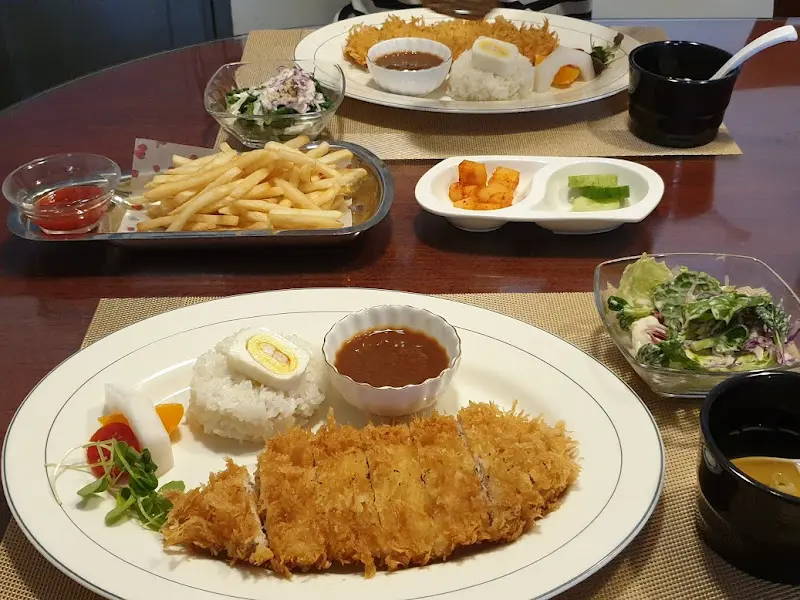 푸짐한 돈까스 한 상 차림