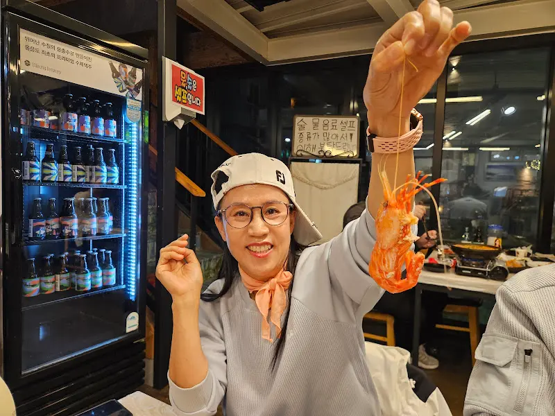 싱싱한 독도새우를 들고 포즈를 취한 손님