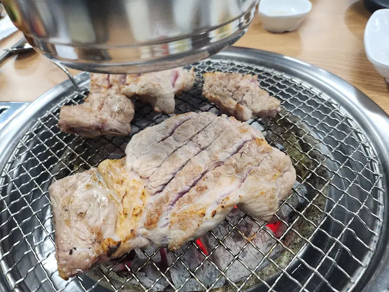 숯불에 구워지는 고기