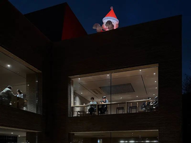 밤에 찍은 카페 외관