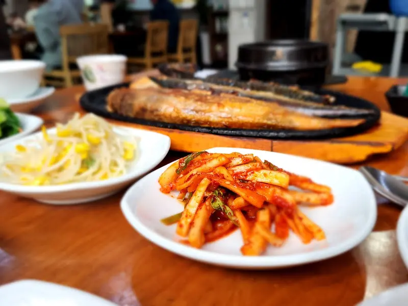 정갈한 밑반찬과 함께 즐기는 생선구이