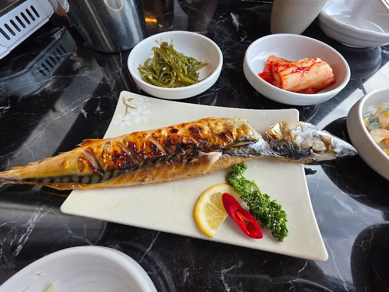 윤기가 흐르는 고등어구이