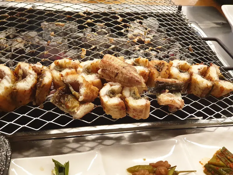 먹기 좋게 잘려진 장어구이