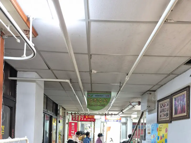 복개상가 2층에 위치한 영창식당