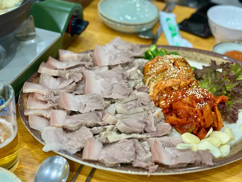 보쌈과 김치가 클로즈업된 사진