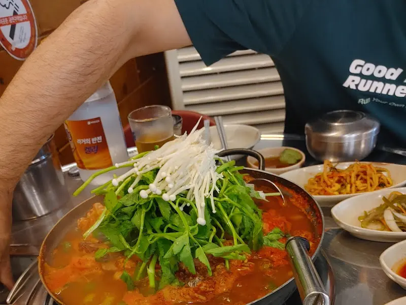 알탕을 앞에 두고 맥주를 마시는 모습