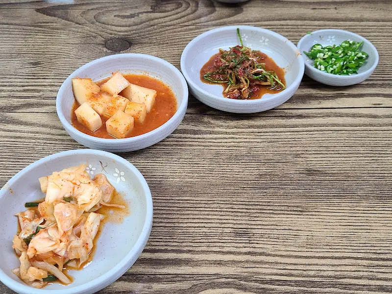 정갈하게 담긴 밑반찬들