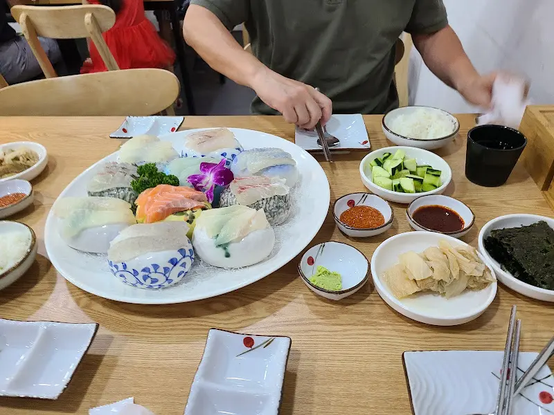 돌멩이 초밥 항공샷! 진짜 예술이다.