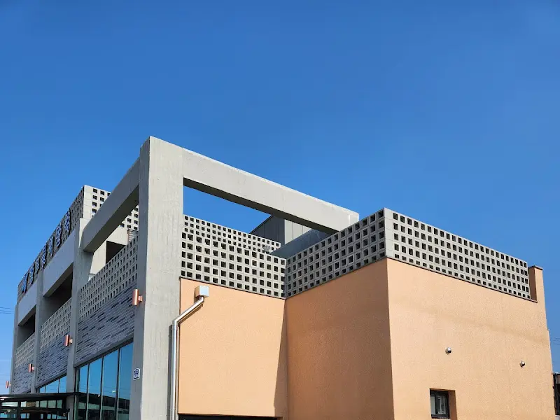 장보고 돼지국밥의 깔끔한 건물 외관