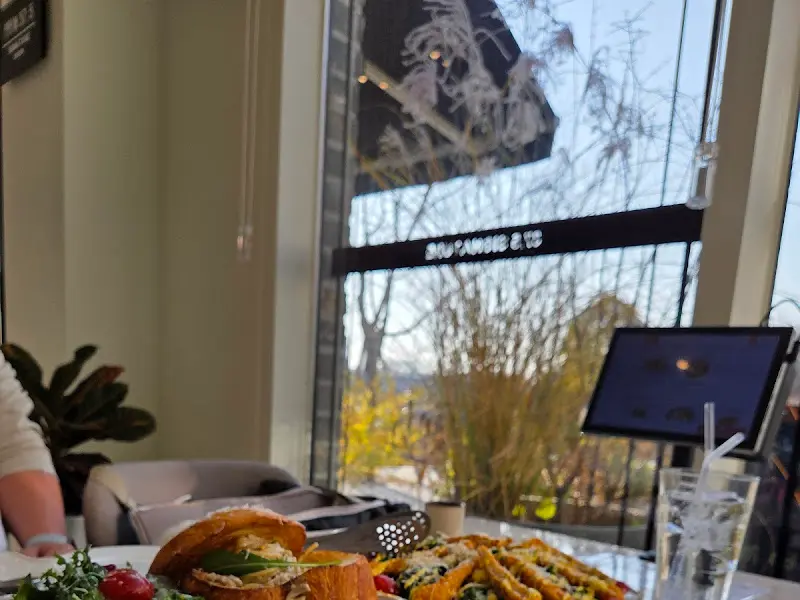 창밖으로 보이는 아름다운 정원 뷰