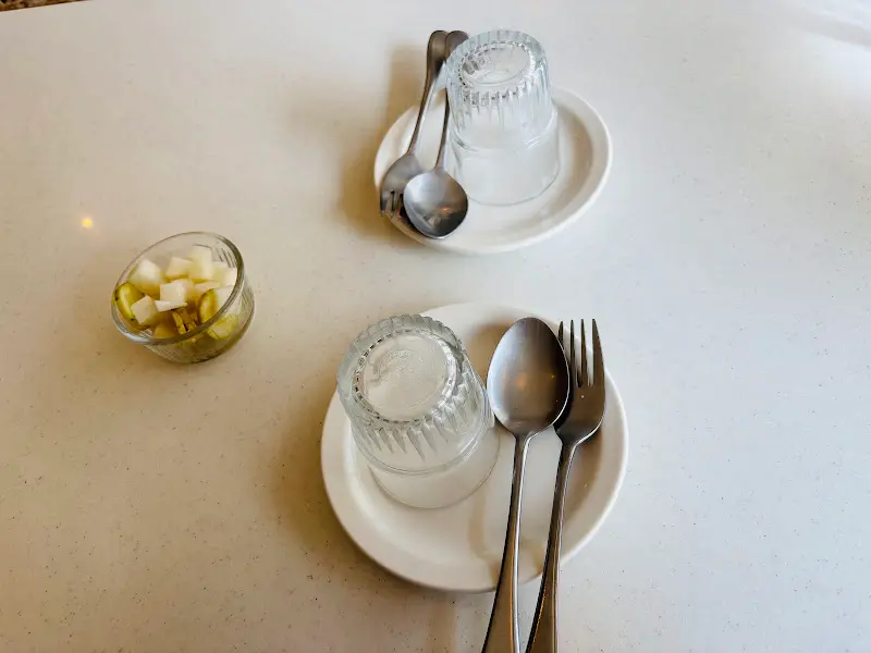 테이블 세팅 사진