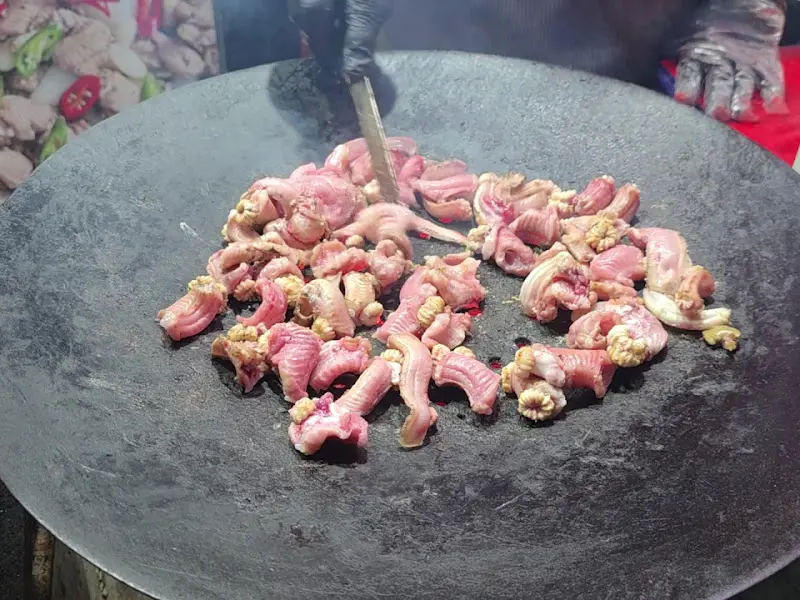 손질 중인 꼼장어