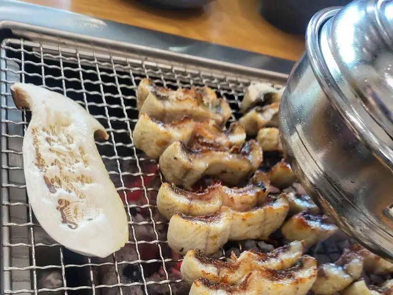 숯불에 구워지고 있는 먹기 좋게 잘린 장어