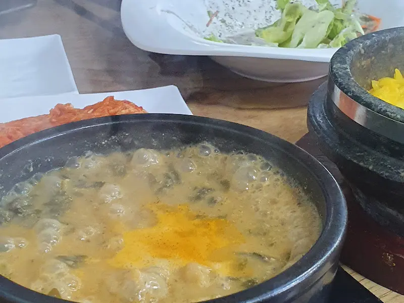 돌솥에 담겨 보글보글 끓고 있는 추어탕