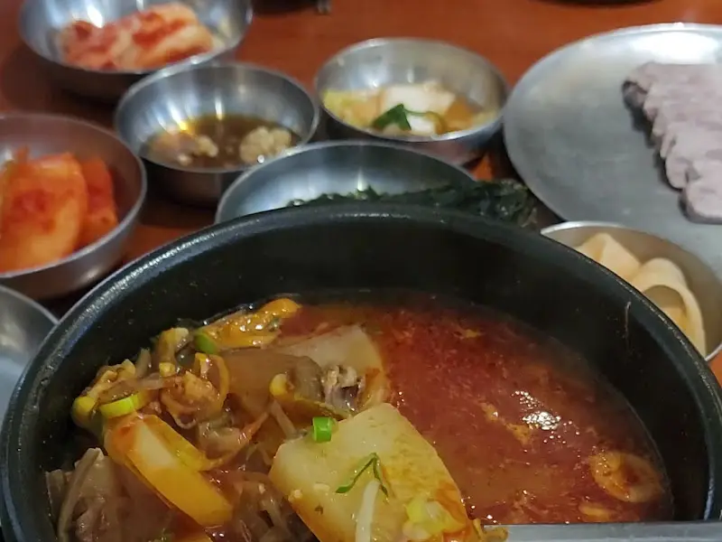 만두와 곁들임 찬