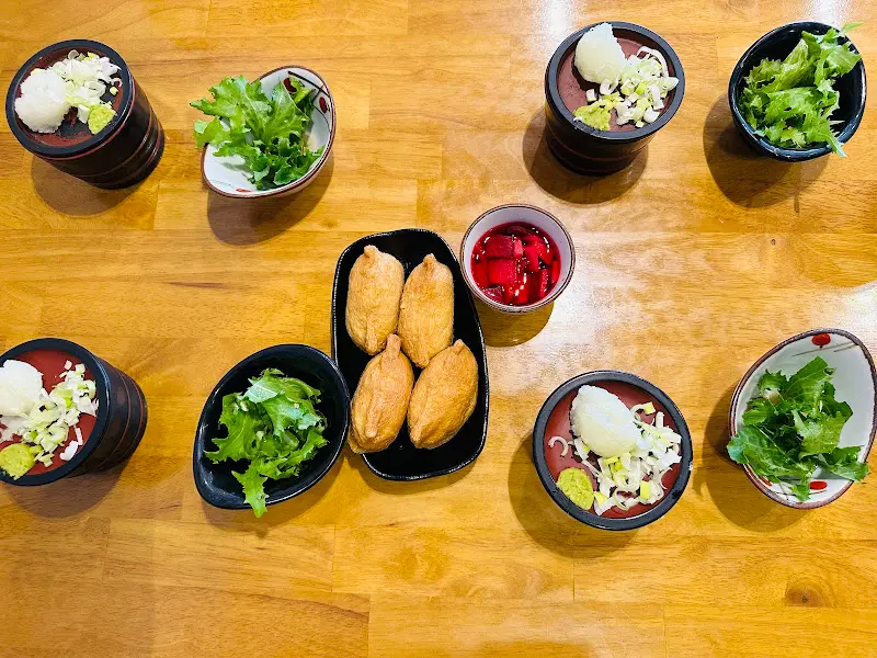 깔끔하게 담겨 나온 유부초밥과 샐러드