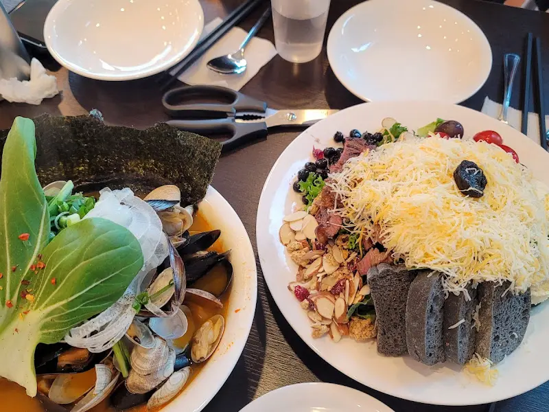 푸짐한 양을 자랑하는 샐러드와 쌀국수