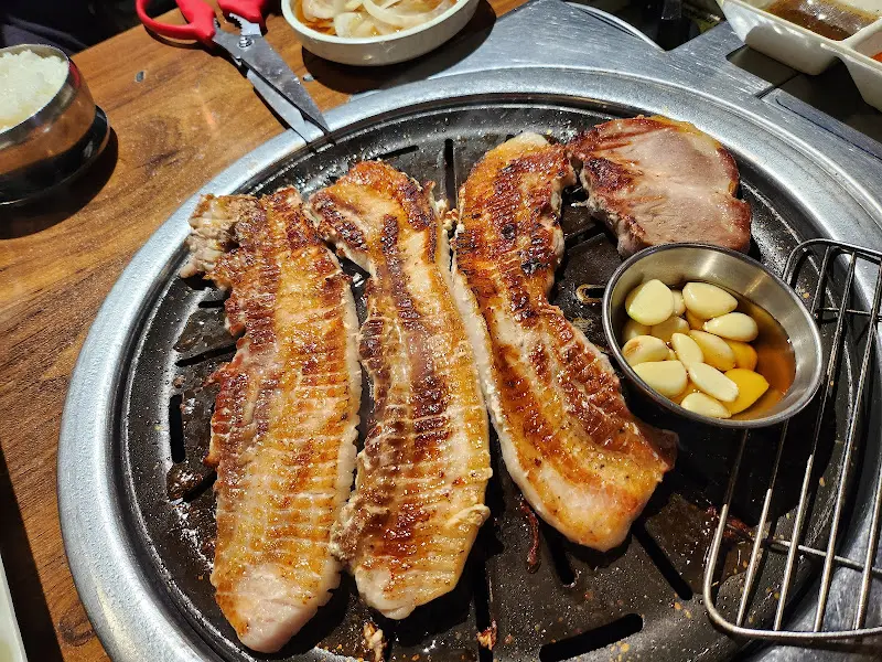 노릇하게 구워진 삼겹살의 먹음직스러운 모습