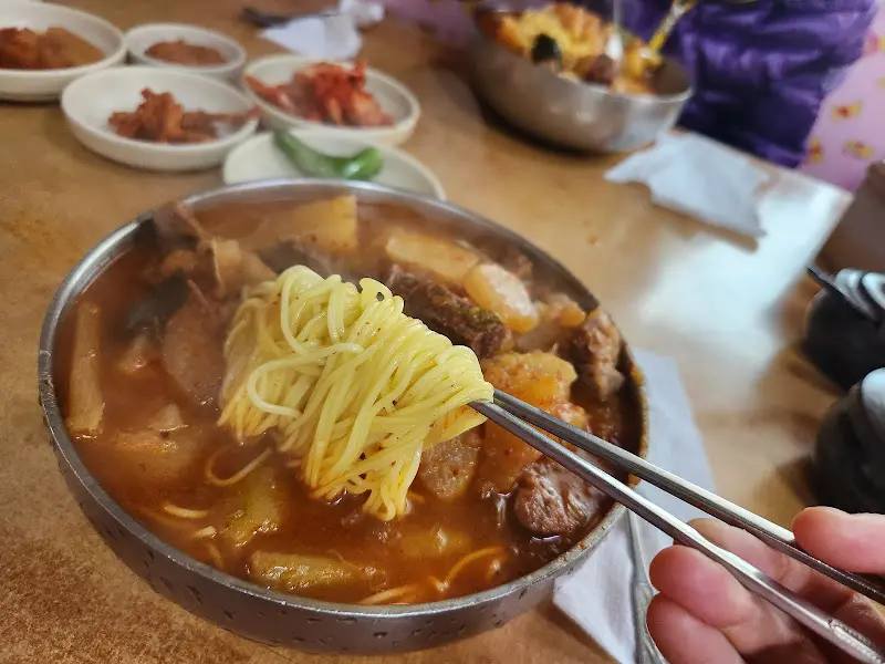 육국수 면발 클로즈업