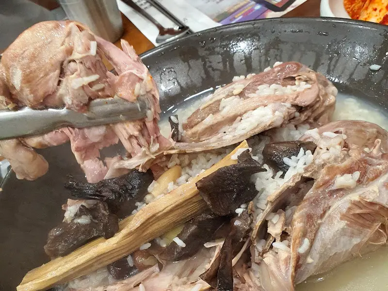 먹기 좋게 손질된 오리백숙