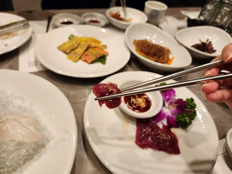 젓가락으로 집은 생고기