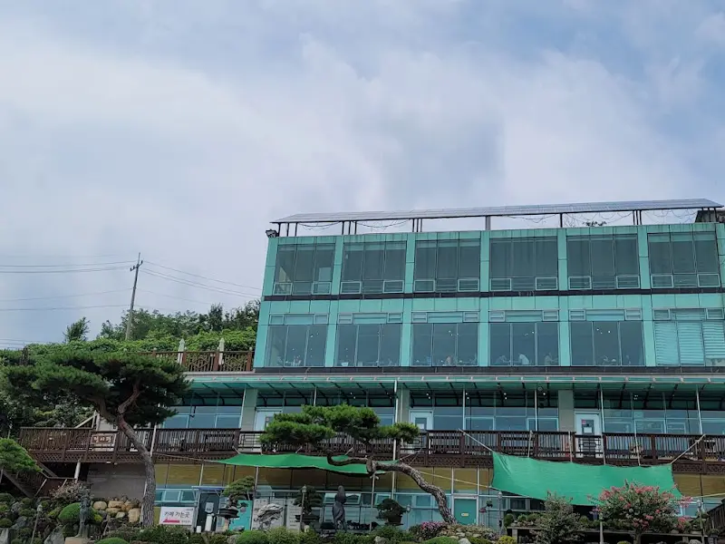 카페 건물 전경