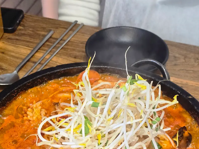 돌판 위 푸짐하게 담긴 돌짬뽕