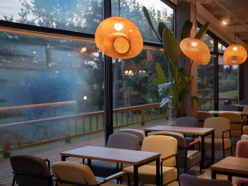 카페 내부 좌석과 창밖 풍경