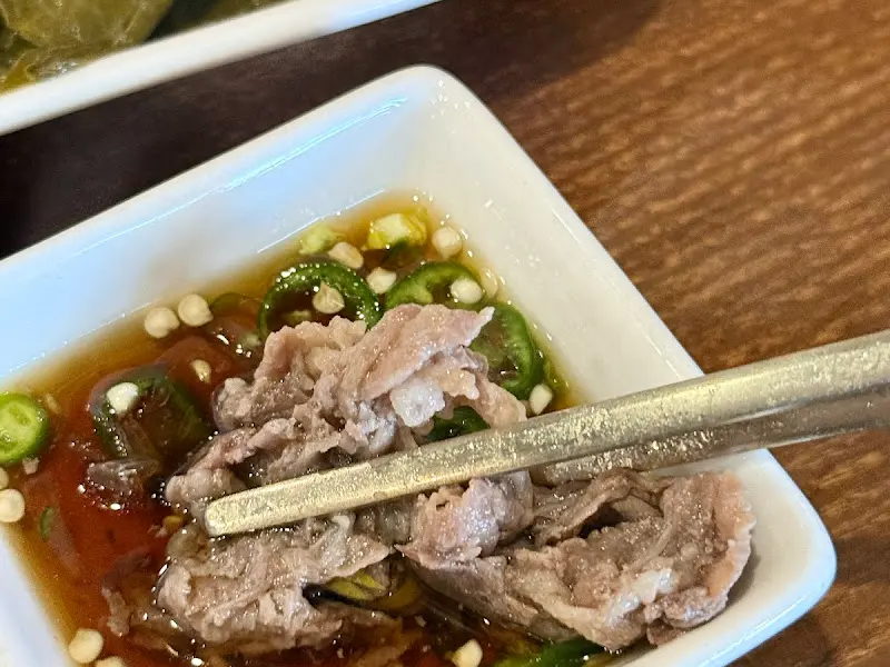 소스에 찍어 먹는 불고기의 모습