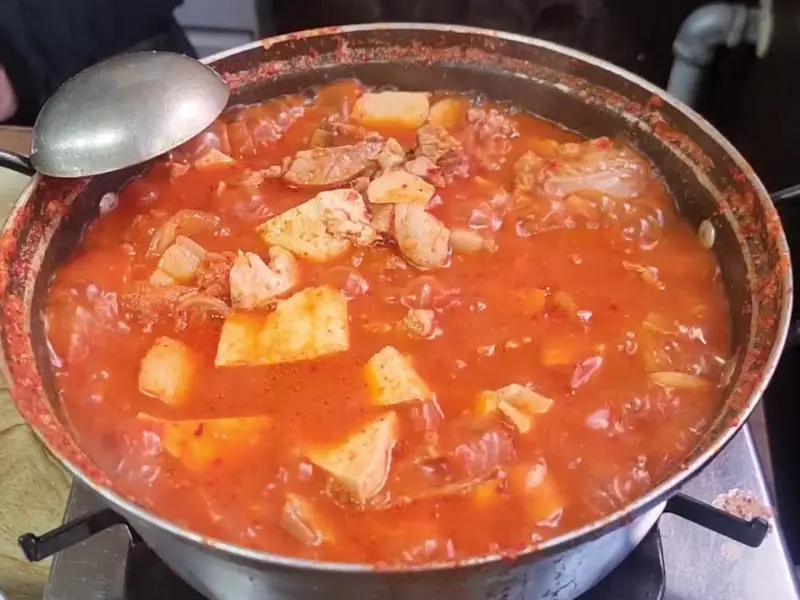 김치찌개 속 돼지고기