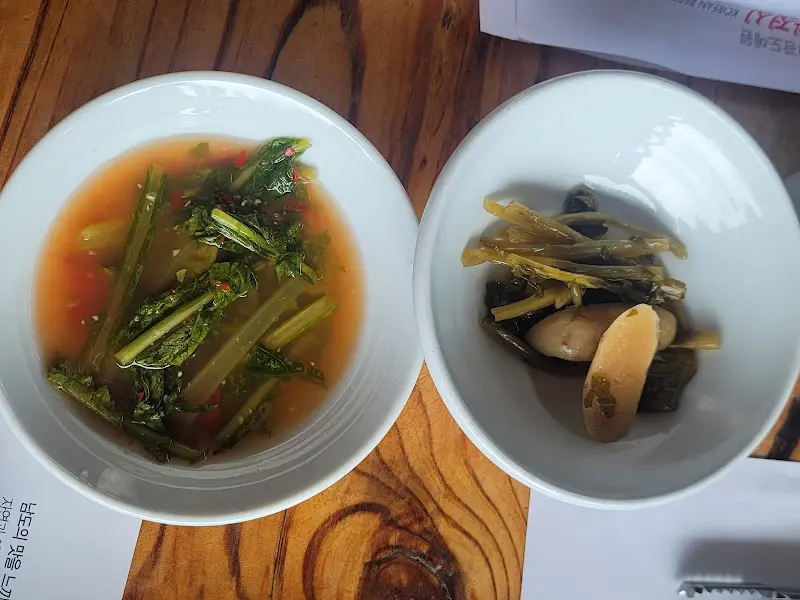 정갈하게 담겨 나온 밑반찬들