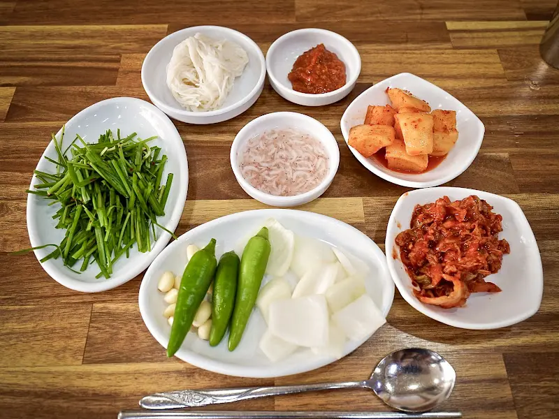 돼지국밥과 곁들임