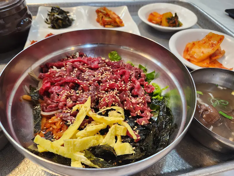 초록식당 육회비빔밥 근접 사진