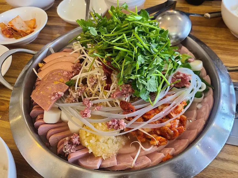 땡스부대찌개 푸짐한 비주얼