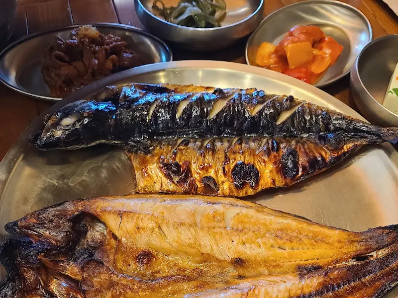 노릇하게 구워진 고등어구이